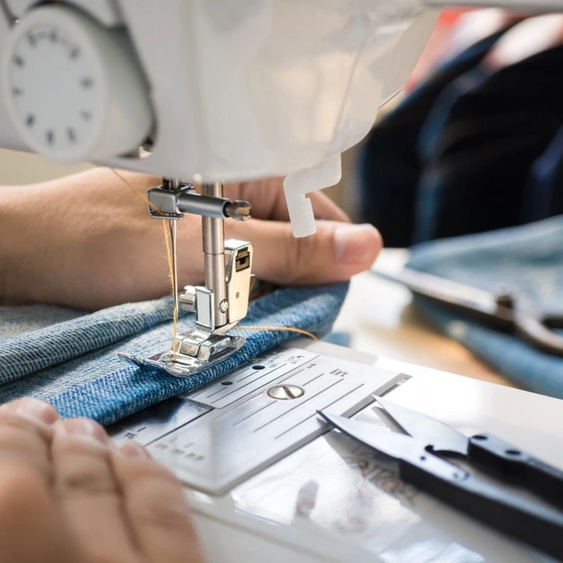 womens-hand-working-on-sewing-machine-picture-id862120160 womens-hand-working-on-sewing-machine-picture-id862120160